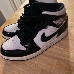 Jordan Black and White Carbon Printed Athletic Shoes